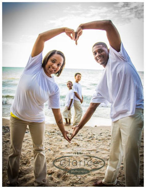 Family Photography Summer Photoshoot Ideas Family Of 4, Cute Family Beach Pictures, Beach Poses With Family, Beach Family Picture Ideas, Family Shoot Poses, Family Beach Pics, Beach Family Photo Ideas, Trucage Photo, Couples Candid Photography