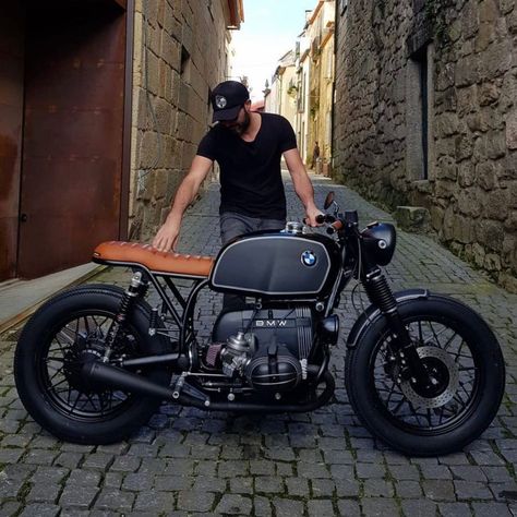 Cᴀғᴇ Rᴀᴄᴇʀ Oɴ Iɴsᴛᴀ (@cafe_racer_on_insta) posted on Instagram: “Made in 🇩🇪, customized in 🇵🇹 by @banditgarageportugal Gorgeous BMW R100 💥 ————————————— -📸 & 👤🛠: @banditgarageportugal -🏍: ʙᴍᴡ ʀ100 -🌍:…” • Jan 9, 2021 at 2:12pm UTC Nine T Bmw, Bmw Bike, Moto Scrambler, Opel Gt, Bmw R100, Bike Bmw, Bmw K100, Vintage Cafe Racer, Bmw Scrambler