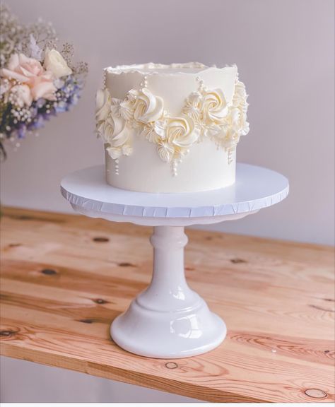 White N Gold Cake, 2 Tier Lambeth Cake, 65th Anniversary Cake, Creamy Cake Design, All White Cake Design, White Decorated Cake, Simple White Cake Design, Basic Wedding Cake, Pale Pink Cake