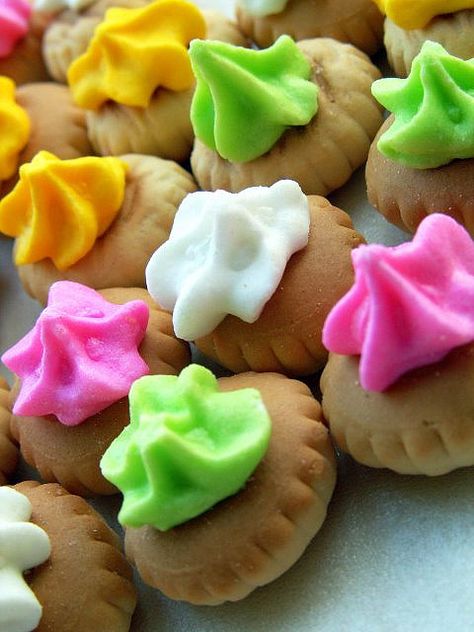 on adorait le sucre glace de ces petits gâteaux , quand je perdait mes dents, les souris m'apportaient un paquet de gâteaux comme ça !!!! Khong Guan, Iced Gems, Biscuit Sec, Trini Food, Puerto Rico Food, Fav Color, Singapore Food, Play School, Puerto Rican Recipes