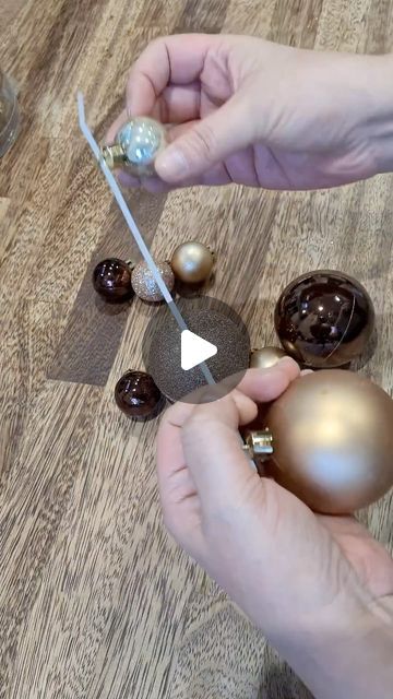 Christmas Handrail Decorations, Christmas Tips, Christmas Balls Decorations, Christmas Hacks, Christmas Tree Baubles, Diy Garland, Cable Tie, Diy Farmhouse Decor, Cable Ties