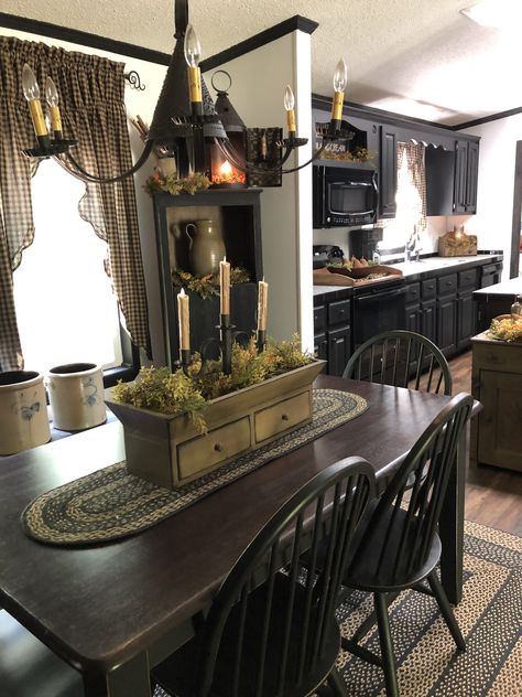 Primitive Kitchen Ideas, Colonial Dining Room, Prim Kitchen, Primitive Dining Room, Primitive Table, Keeping Rooms, Primitive Dining Rooms, Primitive Living Room, Primative Decor