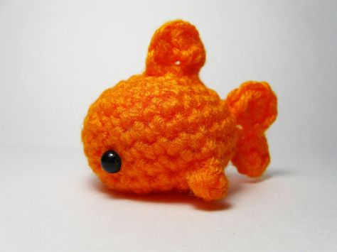 Amigurumi Goldfish - FREE Crochet Pattern / Tutorial Crocheted Fish, Crochet Fish Patterns, Crochet Fish, Kawaii Crochet, Fish Patterns, Fun Crochet Projects, Crochet Animal Patterns, Diy Crochet Projects, Crochet For Beginners