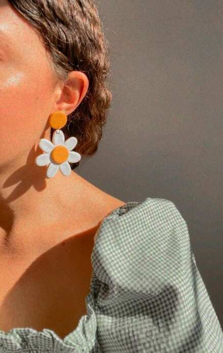 Spring Polymer Clay, Classic Diamond Jewelry, Flower Polymer Clay Earrings, Flower Polymer Clay, App Filter, Earrings Outfit, Airbrush App, Polymer Clay Jewelry Tutorials, Daisy Studs