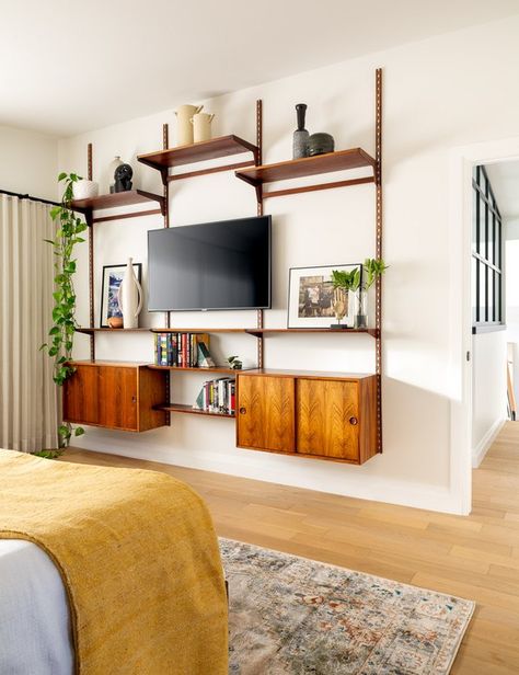 A Midcentury Home Gets a Cool Update for 2020 | Hunker Mid Century Wall Unit, 1950s Home, Midcentury Style, Midcentury Home, Chris Loves Julia, Genius Ideas, Living Room Inspo, Lounge Room, Kitchen Makeover