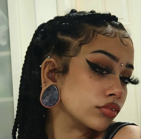 Cute Face Percinings, Dermal Piercing Forehead, Women With Gauges, Grunge Piercings Aesthetic, Face Piercings Aesthetic Grunge, Gauges Black Women, Vertical Labret Piercing Black Women, Piercings Aesthetic Face, Face Piercings Black Women