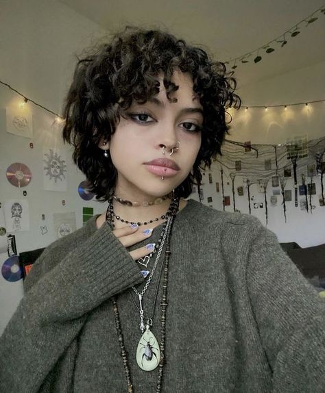 Short Curly Hair Shag, Hair Cuts For Curly Hair With Layers, Short Curly Haircuts With Bangs, Nb Hair, Very Short Curly Hair, Hair Oval Face, Vertical Labret, Short Grunge Hair, Hair Inspiration Short