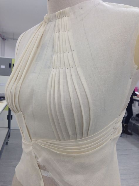 Working on the stand (pleating/gathers) | Yolanda Ati-tay / BA ... Draping Ideas, Draping Techniques, Fashion Draping, Draping Fabric, Draping Fashion, Creative Pattern, Design Moda, Textiles Techniques, Techniques Couture