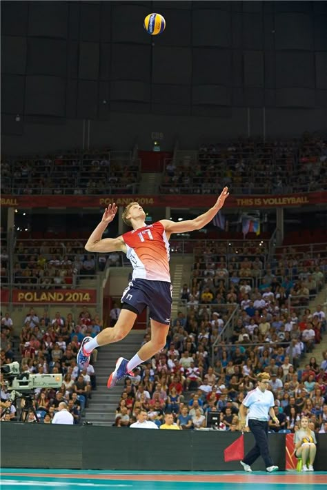 Max Holt, USA Volleyball Volleyball Serving Drills, Spike Volleyball, Volleyball Serve, Volleyball Team Pictures, Sports Photoshoot, Volleyball Photography, Volleyball Senior Pictures, Usa Volleyball, Volleyball Photos