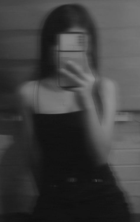 Black, hiding face. Girl Hide Face Dp Mirror, Girl Selfi Hide Face, Aesthetic Girl Covering Face, Girly Photography Hide Face Mirror, Mirror Selfie Men No Face, Pfp No Face, No Face Aesthetic, Girl No Face, Vampire Drawings