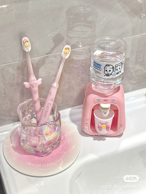 Pink Cleaning Supplies Aesthetic, Kawaii Cleaning Supplies, Brushing Teeth Aesthetic, Kawaii Bathroom, Cute Toothbrush, Luxury Room Design, Teeth Aesthetic, Aesthetic Bath, Girly Bathroom