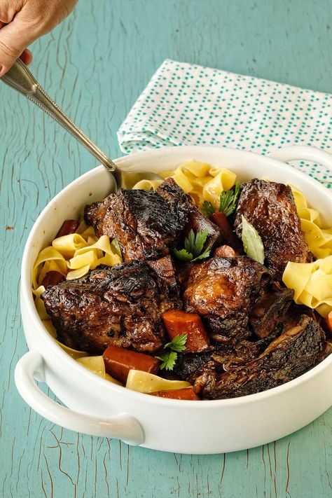 "The Kitchen" co-host Geoffrey Zakarian shares an easy recipe for soul-warming braised short ribs with egg noodles that's perfect for this time of year. Geoffrey Zakarian Turkey, The Kitchen Food Network Recipes Katie, Geoffrey Zakarian Recipes, Braised Lamb Shoulder, Super Bowl Snack Recipes, Ribs Recipes, Geoffrey Zakarian, The Kitchen Food Network, Meat Cooking