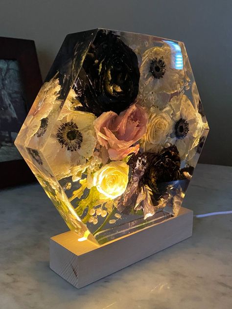 Preserve Flowers Resin, Resin Flower Preservation Ideas, Resin Preserved Flowers, Preserve Dried Flowers, Flowers Resin Art, Resin Art Flower, Epoxy Flowers, Freeze Dried Flowers, Dried Flowers In Resin