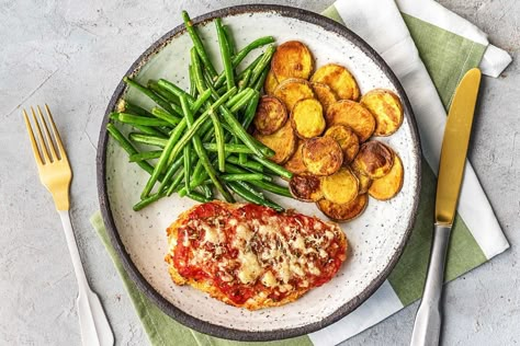 Garlicky Green Beans, Chicken Parmesan Recipe Baked, Green Beans Recipe, Seasoned Veggies, Chicken Parmigiana, Hello Fresh Recipes, Baked Chicken Parmesan, Fresh Recipes, Chicken Meals