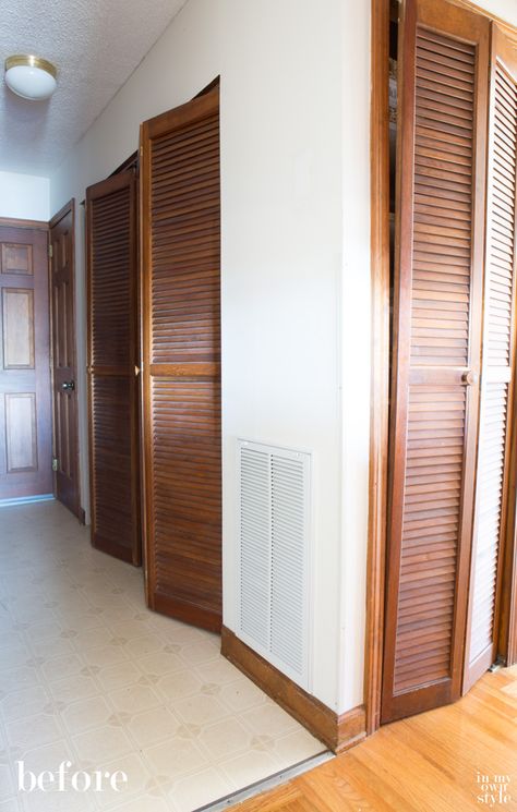 how to paint over stained louvered doors Narrow Hallway With Doors, Barn Door Colors, Closet Door Redo, Louvered Door Ideas, Louvered Bifold Doors, Deur Makeover, Louvered Closet Doors, Closet Doors Painted, Door Redo