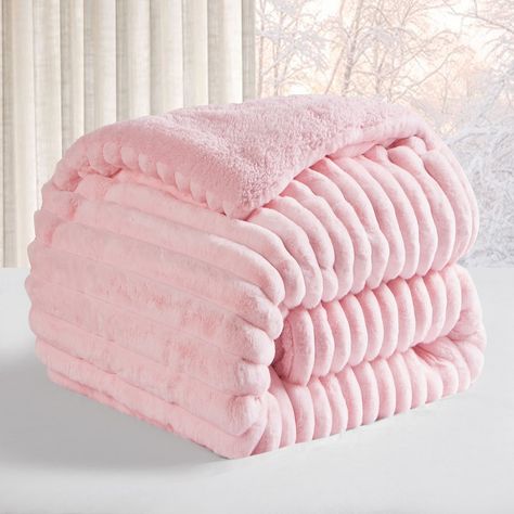 Cute Pink Pillows, Pink Blanket Aesthetic, Pink Things To Buy, Book Corner Ideas Bedroom, Light Pink Bedding, Chunky Bunny, Pink Bedspread, Cute Apartment Decor, Oversized Comforter