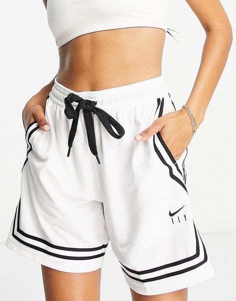 White Workout Outfit, Basketball Shorts Outfit, Workout Shorts Outfit, Crossover Shorts, Nike Motivation, Basketball Shorts Girls, Workout Clothes Nike, Cute Nike Outfits, Basketball Clothes