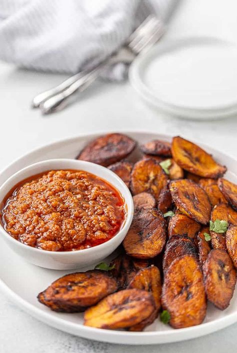 My fried plantains recipe with hot pepper sauce is one of my favorite African comfort eats. #africanfood #plantains #peppersauce #hotsauce Fried Sweet Plantains, Plantains Recipe, Fried Plantain Recipe, Sweet Plantains, Fried Plantain, Ghanaian Food, African Recipes Nigerian Food, Fried Plantains, Plantain Recipes