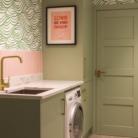 Mudroom Utility Room, Colourful Utility Room, Utility Room Colours, Colourful Laundry Room, Small Utility Room With Toilet, Lake House Laundry Room, Utility Room Ideas, Splashback Ideas, Transitional Laundry Room