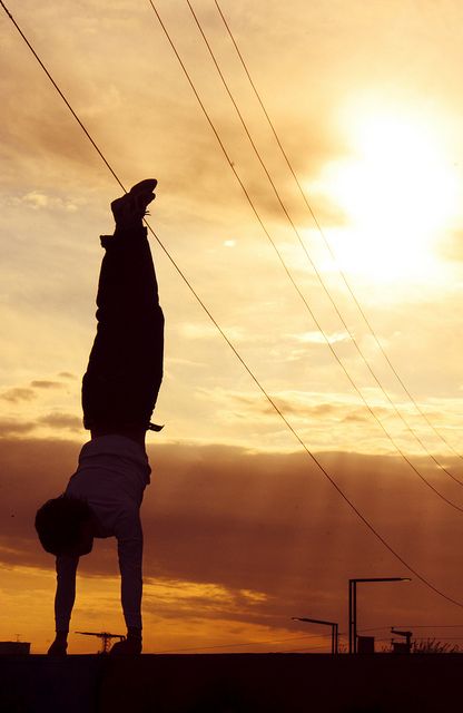 handstand Hand Stand Aesthetic, Calisthenics Pictures, Calisthenics Poses, Calestenics Aesthetic, Calisthenics Wallpaper, Calisthenics Photography, Handstand Aesthetic, Beginner Calisthenics Workout Plan, Handstand Photography