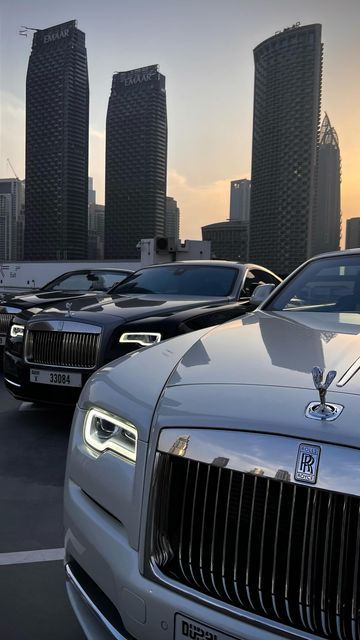 Cars Aesthetic Rolls Royce, Luxury Cars In Dubai, Car Rental Aesthetic, Dubai Rolls Royce, Rolce Royce Suv, Expensive Cars Luxury Rolls Royce, Big Cars Luxury, Dubai Houses Luxury, Rolls Royce Aesthetic