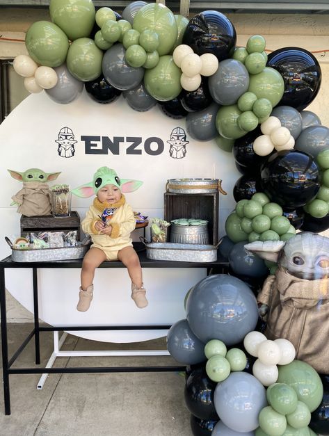 Babyyoda Birthday Party, 2nd Birthday Star Wars, Star Wars Birthday Balloons, Yoda Balloon Garland, One With The Force Balloon Arch, Starwars 1st Bday, Grogu Party Decorations, The Mandalorian Birthday Party Ideas, Grogu First Birthday Party