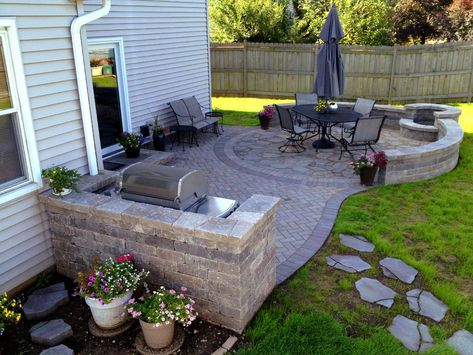 Curved Paver Patio and Outdoor Kitchen | Archadeck Outdoor Living Patio Grill, Pavers Backyard, Patio Layout, Patio Pavers Design, Concrete Patios, Desain Lanskap, Budget Patio, Brick Patios, Patio Landscaping