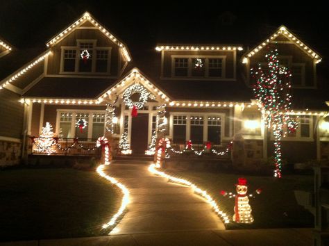 Christmas House Decor Ideas Outdoor, Christmas Aesthetic House Outside, Christmas House Aesthetic Exterior, Ranch Style House Christmas Lights, Cute Christmas House Exterior, Cabin Christmas Lights Outdoor, Christmas House Exterior Lights, Christmas House Exterior Decoration, Christmas House Outside