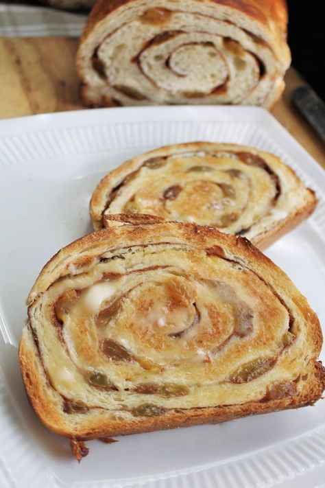 Aesthetic Cinnamon Roll, Cinnamon Food, Raisin Bread Recipe, Cinnamon Raisin Bread Recipe, Cinnamon Swirls, Cookies Cinnamon, Easy Bread Recipe, Chicken Bread, Cinnamon Bread Recipe