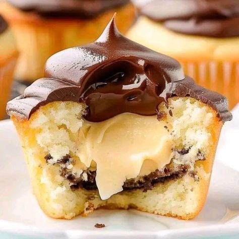 ￼  Boston Cream Pie Cupcakes 😋🤍🤎  Ingredients:  1 cup all-purpose flour 1 teaspoon baking powder 1/4 teaspoon salt 1/2 cup unsalted butter, room temperature 1/2 cup granulated sugar 2 large eggs 1 teaspoon vanilla extract 1/2 cup milk 1 cup vanilla pudding 1 cup heavy cream 1 cup semi-sweet chocolate chips Directions: Preheat the oven to 350°F (175°C) and line a muffin tin with cupcake liners. In a medium bowl, whisk together flour, baking powder, and salt. Set aside. In a large bowl, beat butter and sugar until light and fluffy. Add eggs one at a time, beating well after each addition. Mix in vanilla extract. Alternately add the flour mixture and milk to the butter mixture, beginning and ending with the flour mixture. Mix until just combined. Divide the batter evenly among the cupcake Boston Cream Dessert Recipes, Boston Cream Pie Muffins, Gourmet Filled Cupcake Recipes, Cream Filled Muffins, Cute Chocolate Cupcakes, Elegant Cupcake Recipes, Boston Cream Mini Bundt Cakes, Boston Cream Cupcakes Easy, Buttermilk Cupcake Recipes