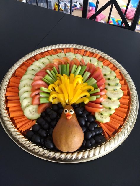 Turkey Shaped Veggie Tray, Thanksgiving Meat And Cheese Tray, Pretty Veggie Tray Ideas, Thanksgiving Vegetable Tray, Turkey Charcuterie Board, Turkey Vegetable Tray, Thanksgiving Veggie Tray, Turkey Veggie Tray, Thanksgiving Charcuterie Board