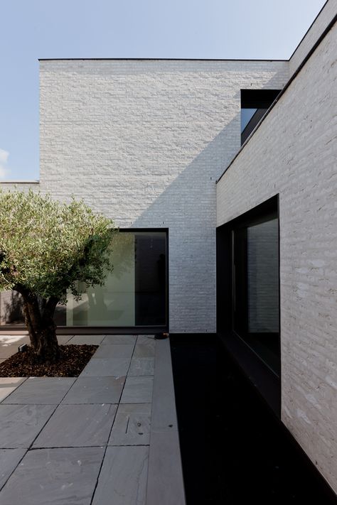 House Cladding, Casa Patio, Brick Architecture, Brick Facade, White Brick, Courtyard House, Painted Brick, Australian Homes, Architecture Exterior