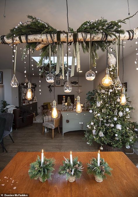 Suspended Christmas Decorations, Christmas Conservatory Decoration, Hanging Centrepieces Christmas, Christmas Diy Farmhouse, Christmas Light Ceiling Decor, Roof Lantern Christmas Decoration, Xmas Interior Decor, Over Table Hanging Decorations Diy, Hanging Decor Over Table