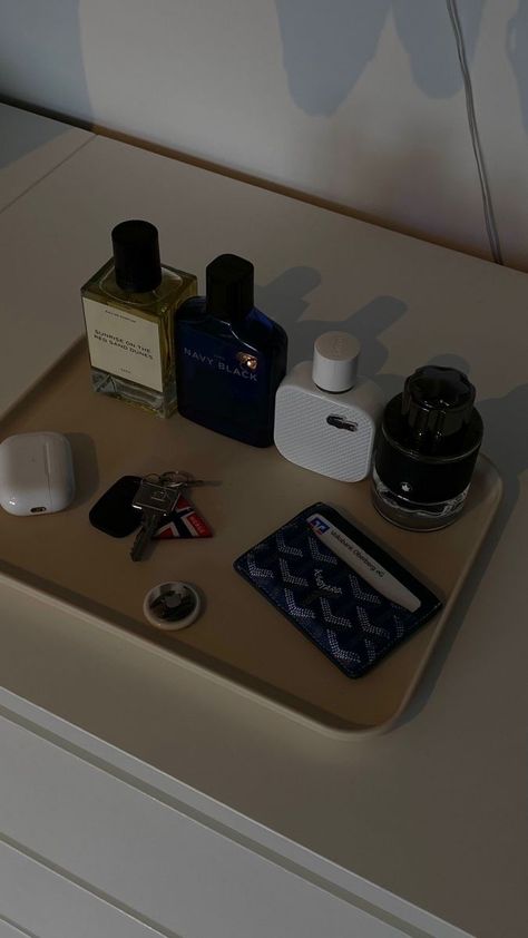 Rich Man Bedroom, Men’s Vanity, Men’s Modern Bedroom Decor, Bedroom Inspo Men, Cool Accessories For Men, Men’s Essentials, Cologne Aesthetic, Parfum Aesthetic, Boy Essentials