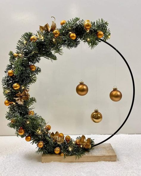 Round Arch Christmas Decor, Ring Wreath Ideas, Christmas Ring Decoration Diy, Christmas Hoop Centerpiece, Hoop Centerpieces, Christmas Table Decorations Diy, Dekoratívne Vence, Christmas Flower Decorations, Christmas Flower Arrangements