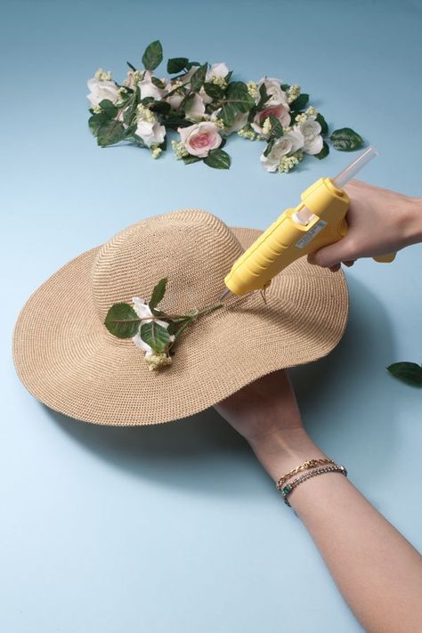 Hats With Flowers Women, Decorate Straw Hat, How To Decorate A Hat, Flower Hat Diy, Hat Decorating Ideas, Hats With Flowers, Straw Hat Diy, Decorative Hats, Straw Hat Crafts