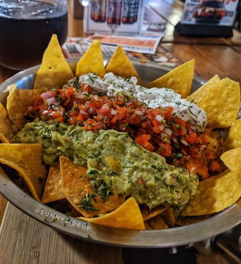 Sunny Side Up on Instagram: “Classic nachos @ Rocomamas, Pune. Crispy nacho chips served with sour cream, salsa and guacamole. 😋😋😋😋😋😋 ₹ 359/- plus taxes . . Follow…” Nachos And Guacamole, Chips And Guacamole Aesthetic, Chips And Salsa Aesthetic, Aesthetic Nachos, Nachos Chips Recipe, Nachos Aesthetic, Nachos And Salsa, Forever Interrupted, Yummy Nachos