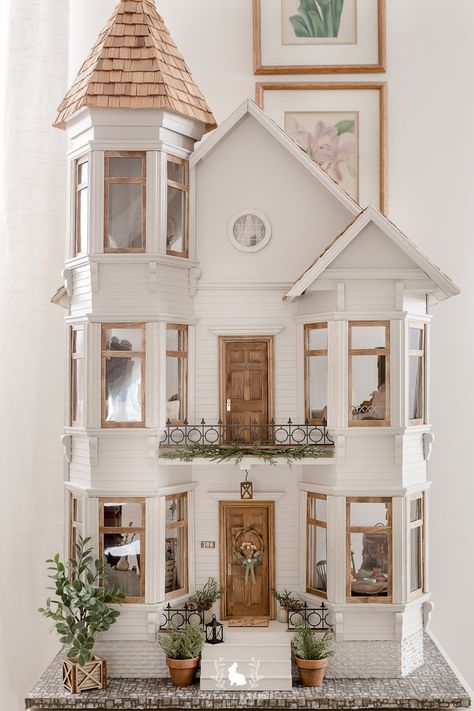 French Farmhouse Aesthetic, Painted Lady Dollhouse, Dollhouse Exterior Ideas, Dollhouse Renovation, Transitional Design Style, Miniature Dollhouses, Pretty Homes, Dollhouse Design, Homes Inside