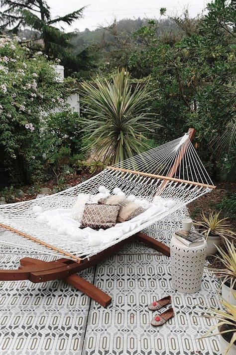 A Hammock for Your Summer Naps is the Ideal Relaxation Piece You Need! Patio Hammock, Backyard Hammock, Outdoor Hammock, Backyard Inspiration, Country Landscaping, Moroccan Decor, Backyard Oasis, Patio Ideas, Backyard Decor