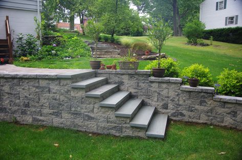 Build your own stairs using block retaining walls Garden Wall Block, Retaining Wall Steps, Backyard Retaining Walls, Retaining Wall Design, Retaining Wall Blocks, Landscape Stairs, Garden Retaining Wall, Concrete Retaining Walls, Landscaping Retaining Walls