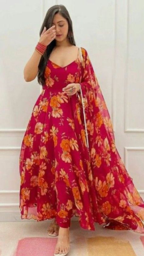 Stylish dress Fancy Dupatta Design, Long Gown For Women, Umbrella Kurti Design, Printed Long Gowns, Floral Anarkali, Party Wear For Women, Umbrella Dress, Celebrity Casual Outfits, Velvet Dress Designs