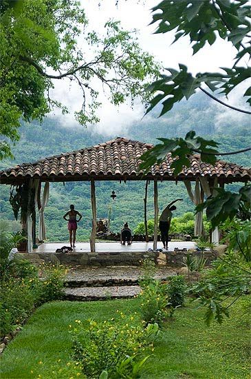 Yoga In Jungle, Yoga Deck Outdoor, Backyard Meditation Garden, Yoga Space Design, Outdoor Yoga Space, Yoga Deck, Yoga Meditation Space, Yoga Platform, Yoga Garden