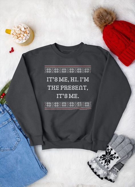 Sweatshirt Taylor Swift, Christmas Sweatshirt Ideas, Yankee Swap, The Office Christmas, Diy Christmas Sweater, Taylor Swift Christmas, Diy Ugly Christmas Sweater, Office Fan, Christmas Outfits Women