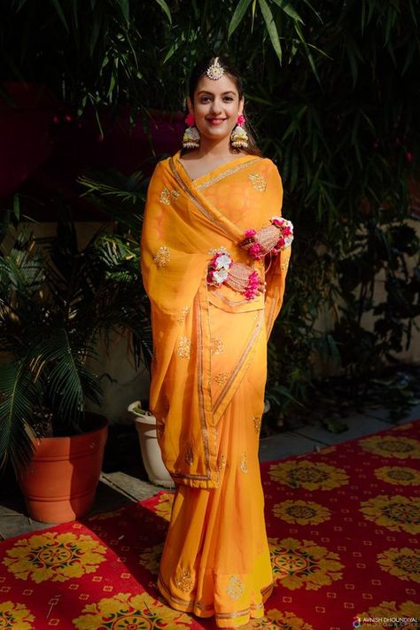 If you have been thinking on wearing a #saree for one of your #prewedding functions, then what could be better than wearing one for the #Haldiceremony. This is how you can make your look more special… #Threads Haldi Outfit Ideas, Haldi Ceremony Outfit, Haldi Dress, Haldi Outfits, Haldi Outfit, Perhiasan India, Wedding Lehenga Designs, Indian Bride Outfits, Wedding Saree Collection