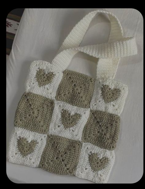 Toat Bag Crochet, Tote Bag Pattern Crochet, How To Crochet Tote Bag, Crochet Ideas Aesthetic Bag, Tote Bag Crochet Granny Squares, Crotchet Ideas Aesthetic, Granny Square Crochet Bags, Granny Square Crochet Pattern Bag, Tote Bag Design Crochet