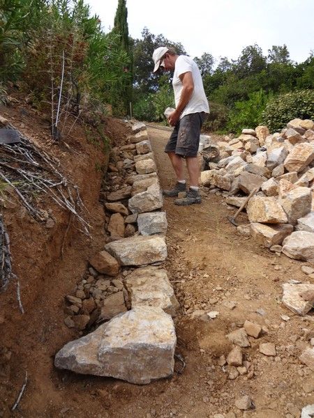 Stone Walls Garden, Stone Retaining Wall, Landscaping Simple, Landscaping Retaining Walls, Hillside Landscaping, Sloped Garden, Dry Stone Wall, Front Yard Landscaping Simple, Dry Stone