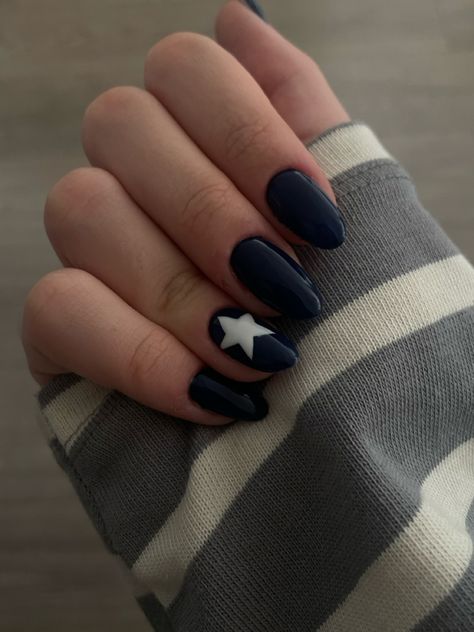 Nail Inspiration Simple Design, Nail Design No Acrylic, Nail Ideas 1 Color, Solid Nail Inspiration, Grunge Nails Short Almond, Simple Nails Not Acrylic, Simple Two Color Nails, Short Nails January 2024, Cute Nail Drawings