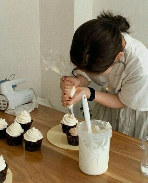 People Baking Aesthetic, Baking Lifestyle Photography, Baking Outfit Aesthetic, Cooking Aesthetic Girl, Aesthetic Baking Photos, Hobbies Pictures, Korean Instagram Feed, Ulzzang Lifestyle, Faceless Girl Aesthetic