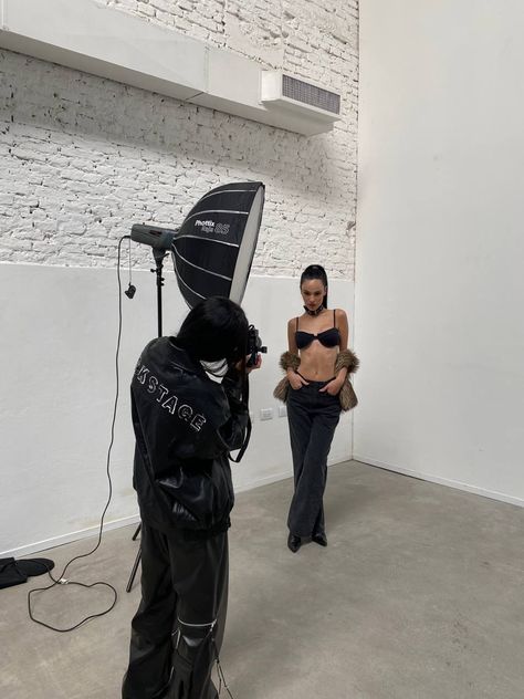 Black Model Lifestyle Aesthetic, Personal Assistant Aesthetic, Famous Lifestyle, Design Studio Workspace, Fashion Dream Job, Business Lifestyle, Lights Camera Action, Model Inspo, Pop Up Event