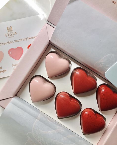 Mirror Packaging, Valentine Packaging, Chocolate San Valentin, Rosé Champagne, Valentines Chocolate, Chocolate Covered Strawberry Recipe, Cupcake Queen, Valentines Day Chocolates, Chocolate Dreams